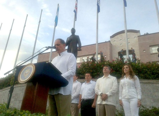 Cañonazos marcan inicio de festejos en Honduras