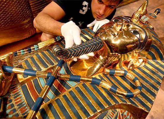 Pegan con resina barba del rey Tutankamón