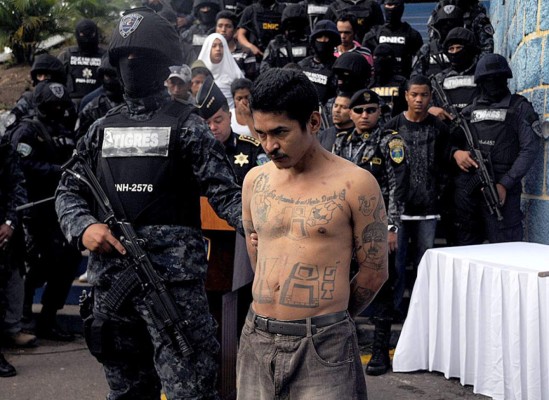 Tegucigalpa: Detienen a 15 personas en posesión de indumentaria policial