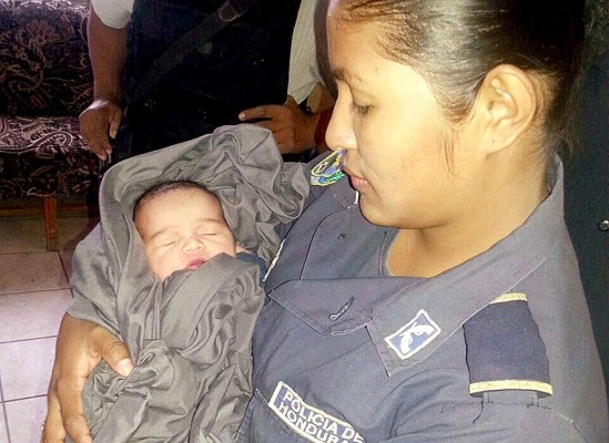 Honduras: Dentro de una pañalera encuentran a una bebé