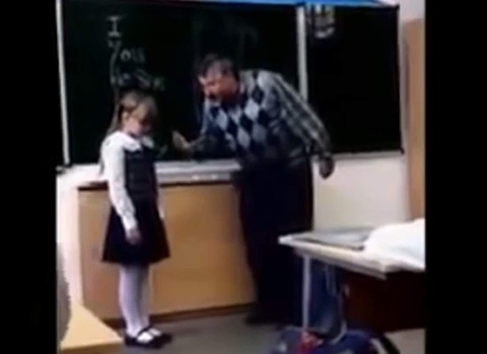 Niña se venga contra su maestro