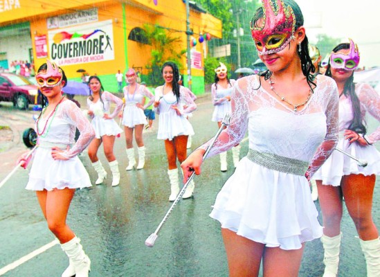Pese a lluvia, Tegucigalpa celebró su 437 aniversario con el gran carnaval