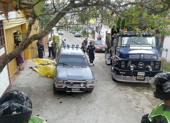 Video muestra cómo dos vecinos se quitan la vida por un portón