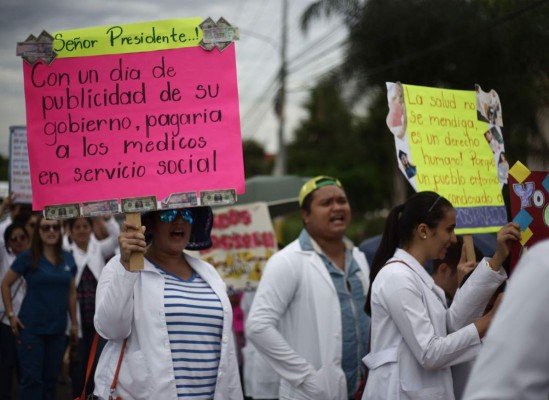 Así fue la protesta de los estudiantes de medicina en la capital
