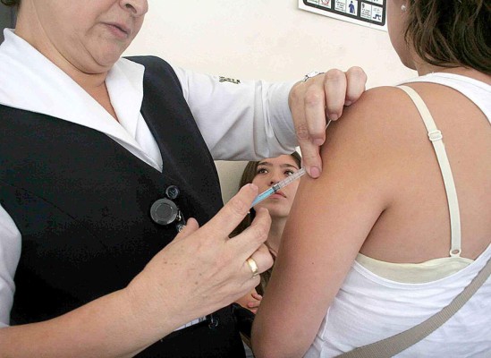 Atienden a 500 niñas con extraños síntomas en poblado de Colombia