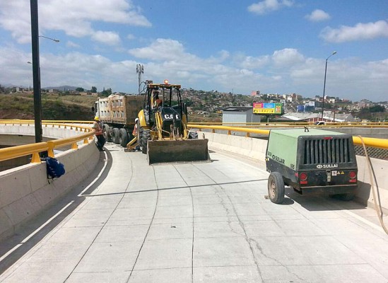 Reparan falla en recién inaugurado puente en salida a Valle de Ángeles