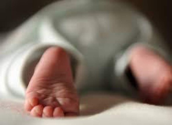 Muere bebé de 8 meses abandonado en un auto