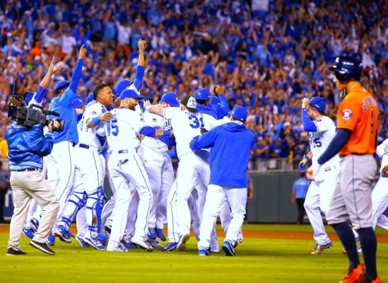 Cueto lanza joya y Reales despachan a Houston y avanzar a la final de la Americana