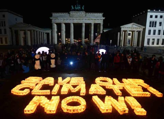La Torre Eiffel se apaga en París para celebrar 'La Hora del Planeta'