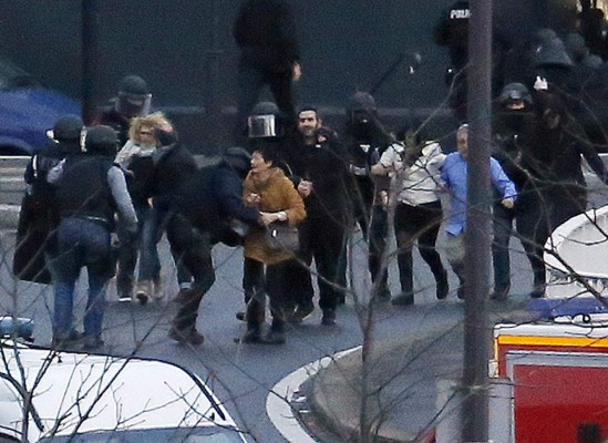Cinco muertos en toma de rehenes en mercado de París