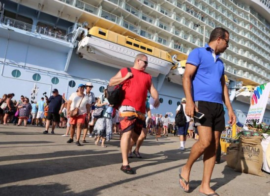 Imágenes de la llegada del tercer crucero más grande del mundo a Roatán