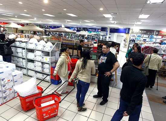 Masiva afluencia de consumidores hondureños en el 'viernes negro'