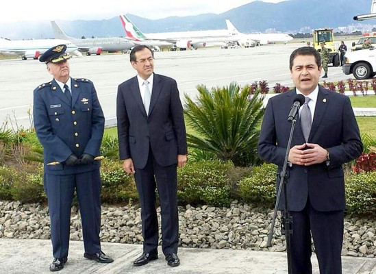 Presidente de Honduras asiste a investidura de Juan Manuel Santos