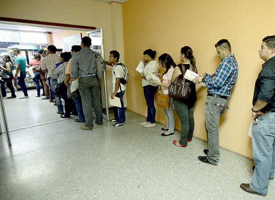 Masiva afluencia de aplicantes para agencia de investigación criminal