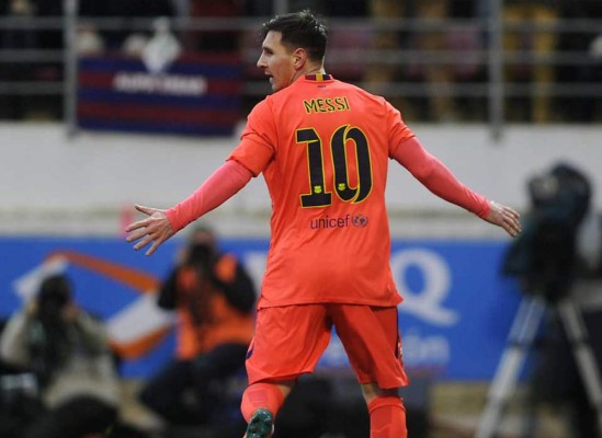 Un doblete de Messi hace más líder al Barcelona