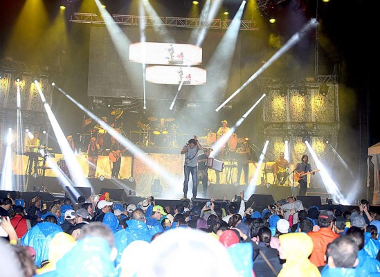 Carlos Vives pone a bailar a los hondureños al ritmo del vallenato