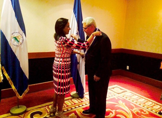 Honduras laurea a exembajador nicaragüense