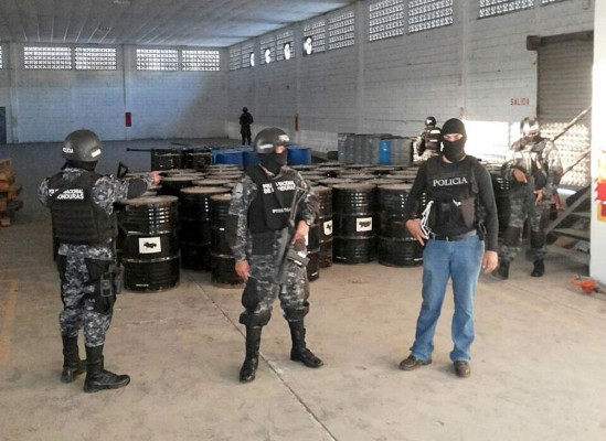 Hallan 100 barriles con precursores de droga en norte de Honduras