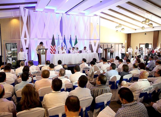 Presidente de Honduras anuncia foro social en CA