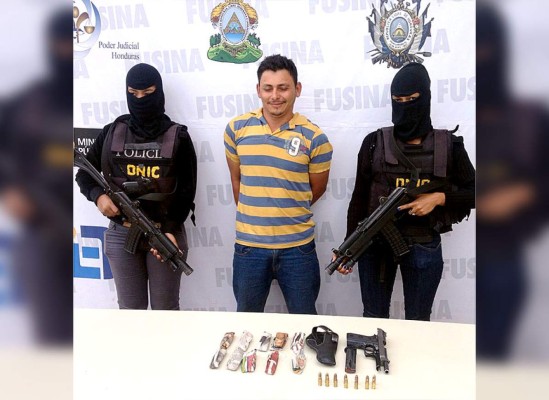 Capturan a sujeto con diez carrucos de marihuana