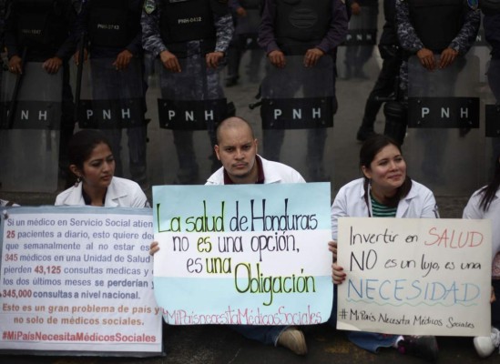 Así fue la protesta de los estudiantes de medicina en la capital