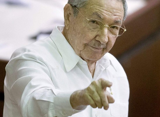 Castro demanda a EEUU fin al bloqueo y entrega de Guantánamo