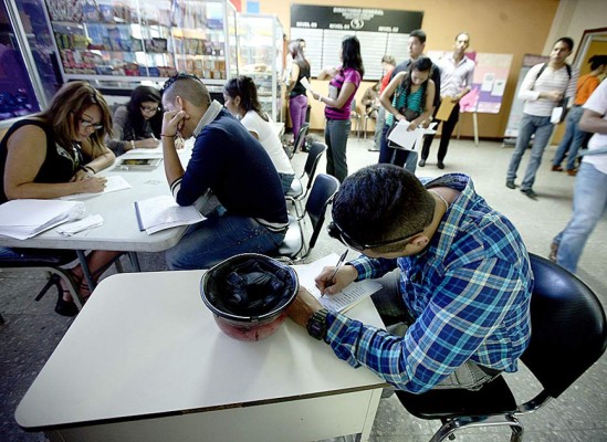 Masiva afluencia de aplicantes para agencia de investigación criminal