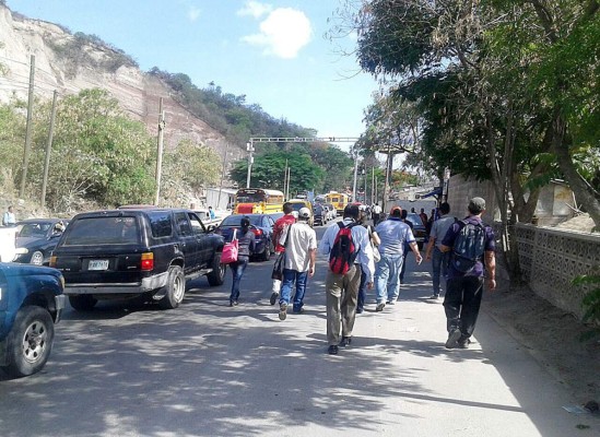 Buses 'brujos' paralizan el tráfico en la capital