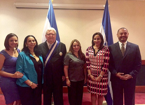 Honduras laurea a exembajador nicaragüense