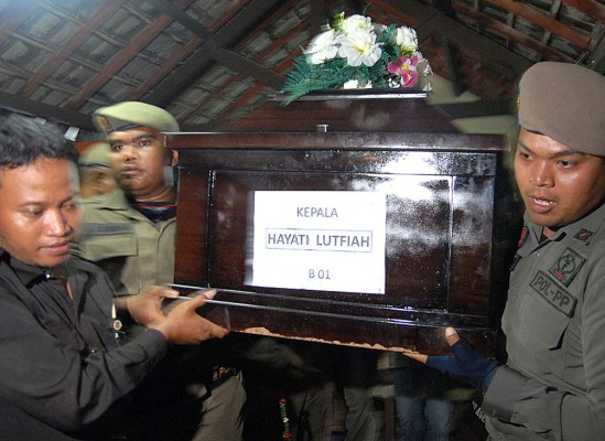 Rescatan nueve cuerpos del avión siniestrado de AirAsia