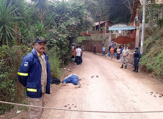 Frente a su esposa e hijos matan a exfiscal hondureño en El Chimbo