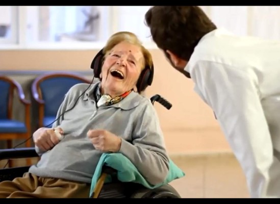 VIDEO: El poder de la música con los enfermos de Alzheimer