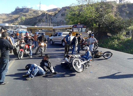 Chocan motos en carretera al sur de Honduras
