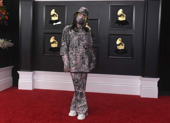 Flores, plumas y esqueletos: los peor vestidos de los Grammy 2021