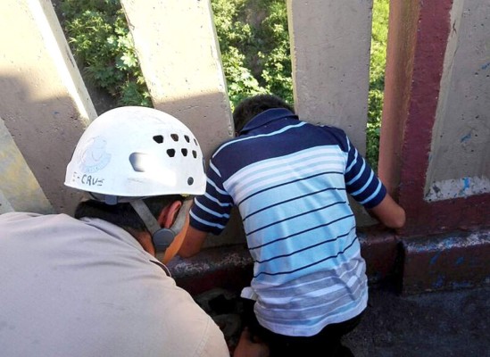 Niño queda atrapado en el puente Mallol