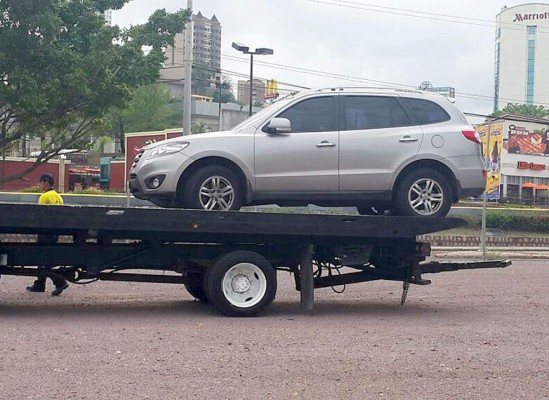 Operativos contra vehículos mal estacionados y sin placas