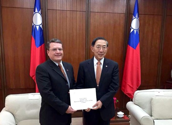 Embajador de Honduras presenta copias de estilo