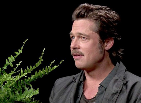 VIDEO: Brad Pitt escupe a Zack Galifianakis
