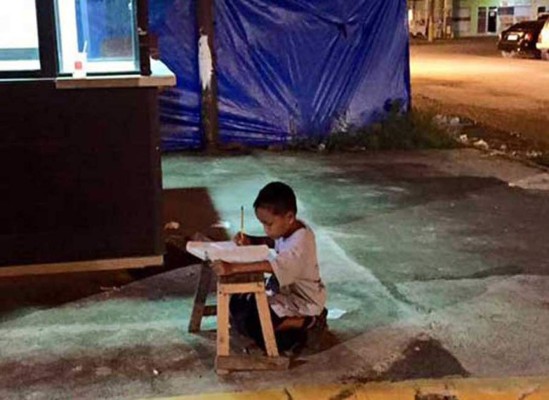 Niño estudiando en las calles de su ciudad es fuente de inspiración