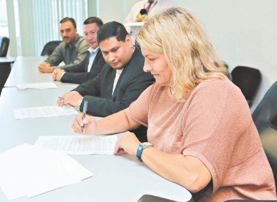 España contratará 700 marinos