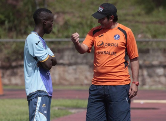 Rubilio Castillo aún no está al cien de su rodilla
