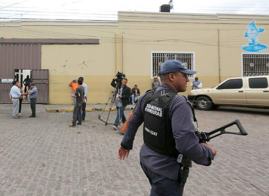 Empleados del SANAA paralizan labores