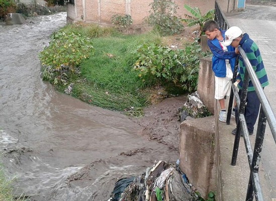 Se inundan mercados y residenciales de la capital de Honduras