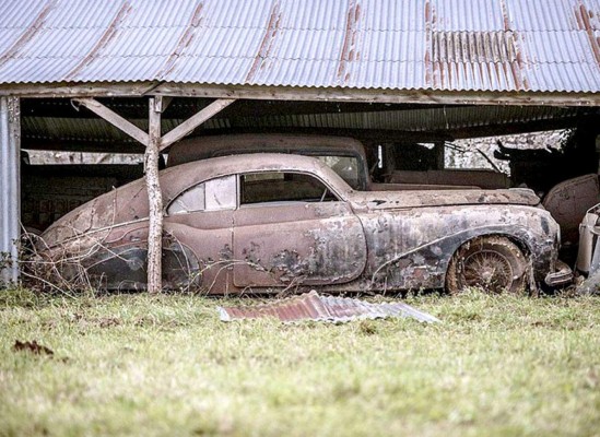 Encuentran en Francia colección multimillonaria de autos clásicos