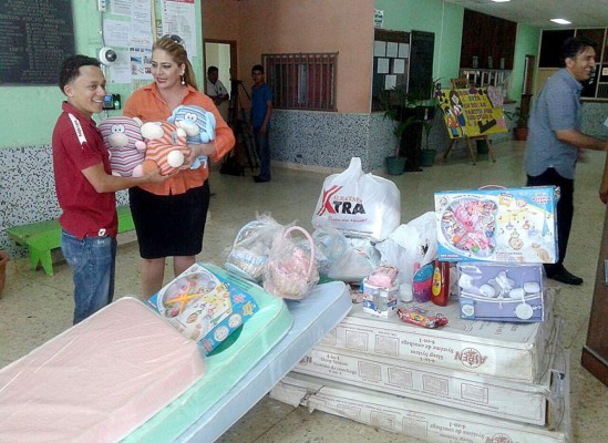 Entregan cunas y ropa a trillizos hondureños