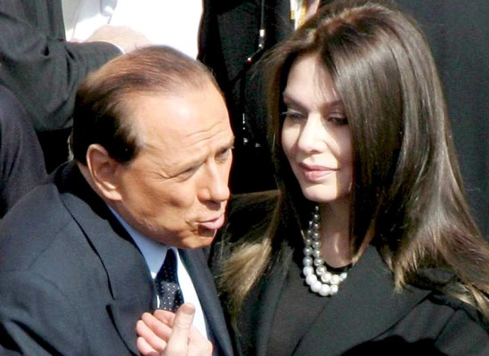 Berlusconi: 'Somos viejecitos, pero con poder'