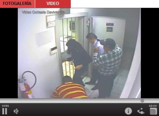 Video muestra a sujetos que usaron silla de ruedas para asaltar banco