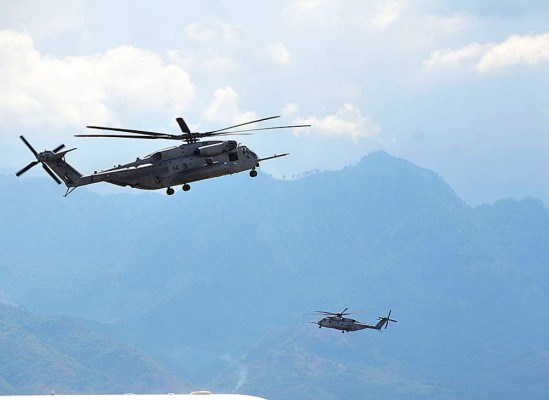 Marines de Estados Unidos arriban a la base aérea de Palmerola