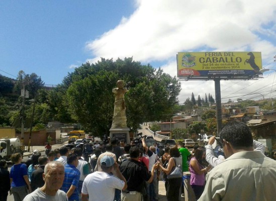 Honduras: Develan busto en memoria de Alfredo Landaverde