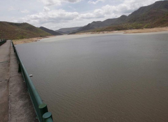 Embalses capitalinos generarán energía limpia